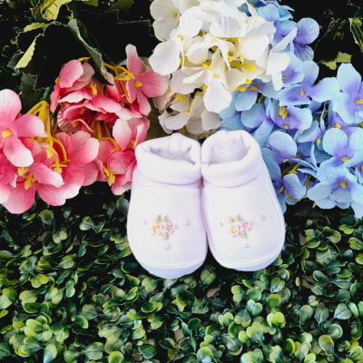 Sapatinho bebê malha pantufa e luvinha floral viés branco bordado á mão
