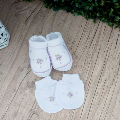 Sapatinho bebê malha pantufa e luvinha floral  lavanda