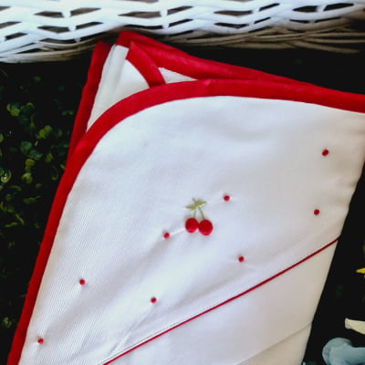 Toalha de banho com capuz bordado á mão cerejinha