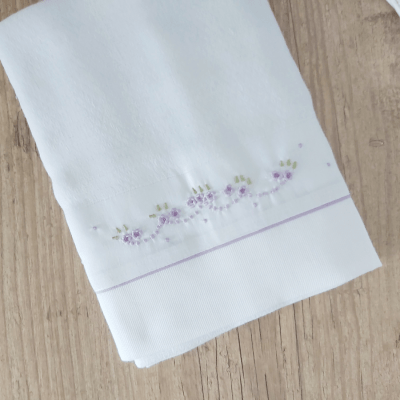 Toalha fralda bordada á mão floral lavanda