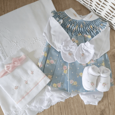Saída de maternidade floral ( Vestido pagão + manta + faixa + pantufa e luvinha + pano de boca )    