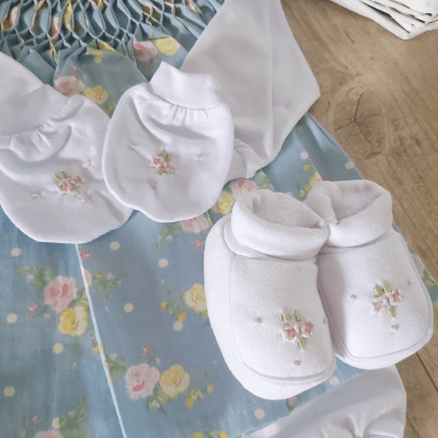 Saída de maternidade floral ( Vestido pagão + manta + faixa + pantufa e luvinha + pano de boca )    