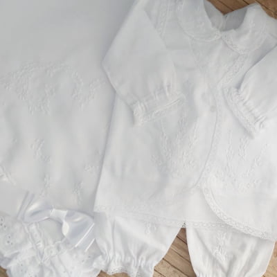Saída de maternidade luxo branco bordado á mão   ( pagão + manta )      