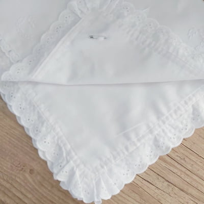 Saída de maternidade luxo branco bordado á mão   ( pagão + manta )      