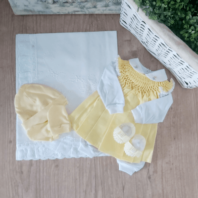 Saída de maternidade amarela ( Vestido pagão + manta + touca e luvinha+ sapatinho )    