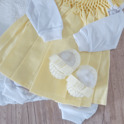 Saída de maternidade amarela ( Vestido pagão + manta + touca e luvinha+ sapatinho )    