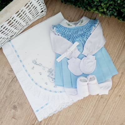 Saída de maternidade azul mini rococó ( Vestido pagão + manta + faixa + pantufa e luvinha  )  