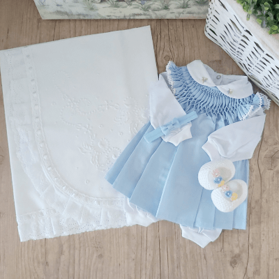 Saída de maternidade azul rococó coloré ( Vestido pagão + manta + faixa + sapatinho )    