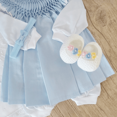 Saída de maternidade azul rococó coloré ( Vestido pagão + manta + faixa + sapatinho )    