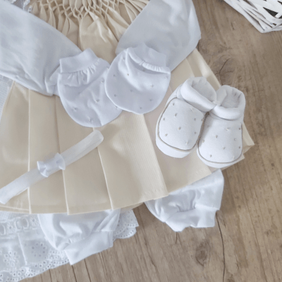 Saída de maternidade bege mini rococó ( Vestido pagão + manta + faixa + pantufa e luvinha  )   