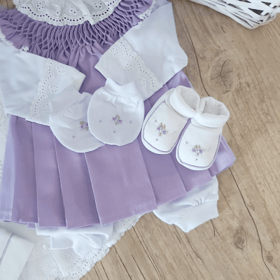 Saída de maternidade lavanda ( Vestido pagão + manta + faixa + pantufa e luvinha + pano de boca )     