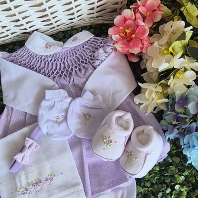 Saída de maternidade poá lavanda ( Vestido pagão  + faixa + pantufa e luvinha + pano de boca )    