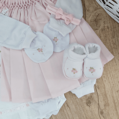 Saída de maternidade rosa mini rococó ( Vestido pagão + manta + faixa + pantufa e luvinha  )   