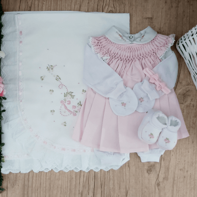 Saída de maternidade rosa mini rococó ( Vestido pagão + manta + faixa + pantufa e luvinha  )   