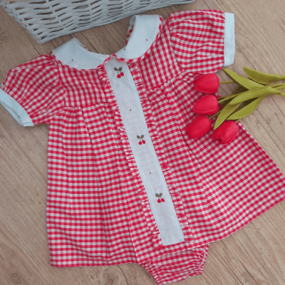 Vestido xadrez bordado cerejinha com calcinha -  09 meses e 1 ano.